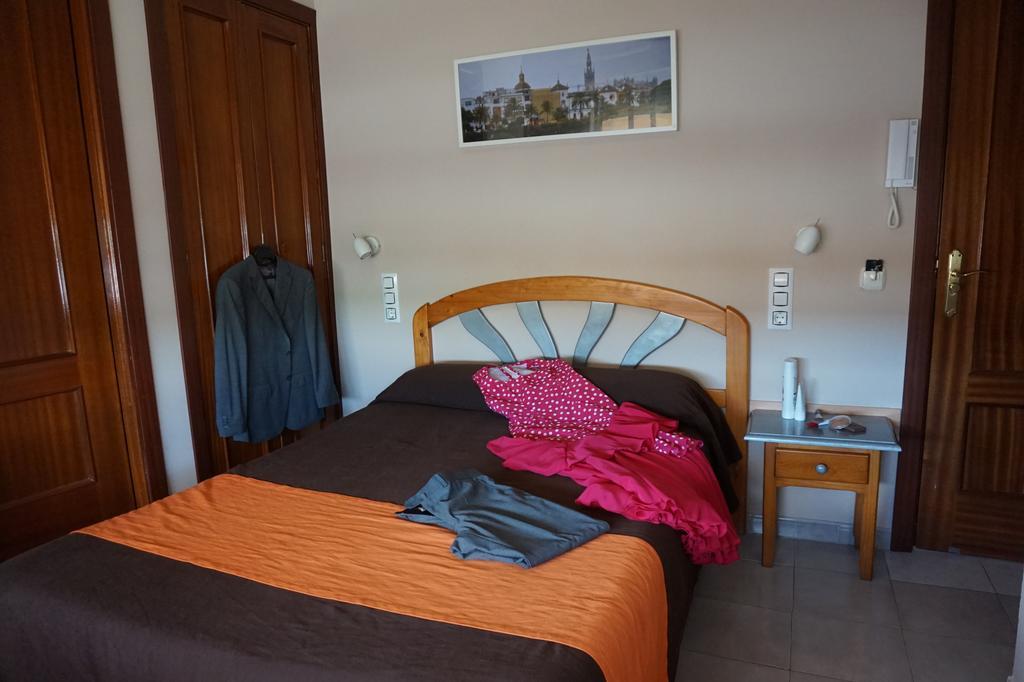 Hostal Alamare Sevilla Exteriör bild